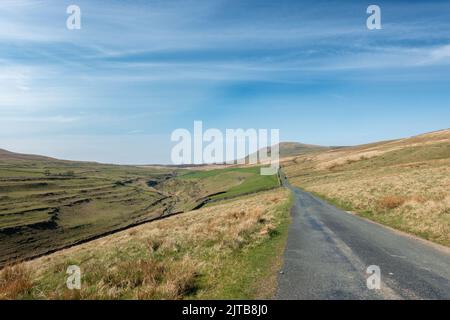 Vue sur la montagne de Pen y-ghent depuis la ruelle de campagne près de Halton Gill, dans le parc national de Yorkshire Dales Banque D'Images