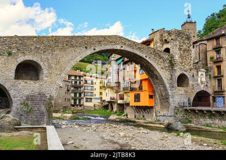 Célèbre pont en pierre avec grande arche sur la rivière Ter dans la ville pittoresque de Camprodon, Gerona, Espagne. Banque D'Images