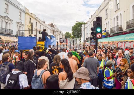 Londres, Royaume-Uni. 29th août 2022. La foule s'emboîte dans les rues le deuxième jour alors que le carnaval de Notting Hill revient après deux ans d'absence. Credit: Vuk Valcic/Alamy Live News Banque D'Images