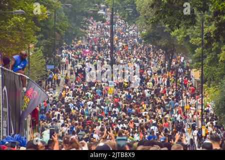 Londres, Royaume-Uni. 29th août 2022. La foule s'emboîte dans les rues le deuxième jour alors que le carnaval de Notting Hill revient après deux ans d'absence. Credit: Vuk Valcic/Alamy Live News Banque D'Images