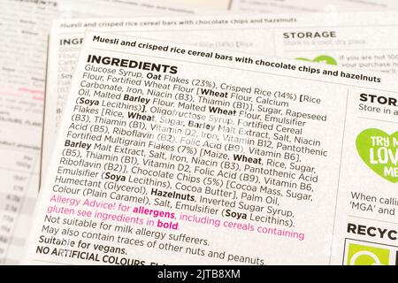 Gros plan du paquet d'ingrédients de la barre de céréales ASDA au chocolat et aux noix / liste des contenus. Pour l'étiquetage nutritionnel des aliments, avertissement d'allergie. Banque D'Images