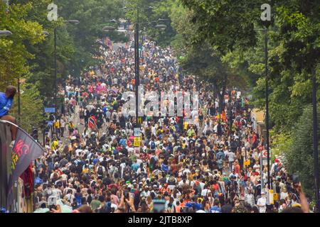 Londres, Royaume-Uni. 29th août 2022. La foule s'emboîte dans les rues le deuxième jour alors que le carnaval de Notting Hill revient après deux ans d'absence. Credit: Vuk Valcic/Alamy Live News Banque D'Images