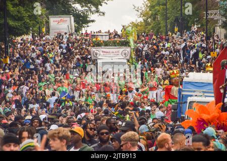 Londres, Royaume-Uni. 29th août 2022. La foule s'emboîte dans les rues le deuxième jour alors que le carnaval de Notting Hill revient après deux ans d'absence. Credit: Vuk Valcic/Alamy Live News Banque D'Images