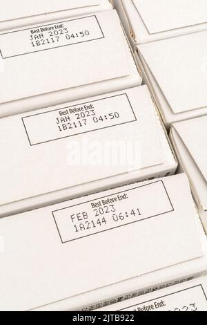 Fermez la dose de nourriture avant le meilleur / BBD sur des boîtes en carton de barres de céréales ASDA chocolat et noix. Pour les déchets alimentaires et les déchets alimentaires. Banque D'Images