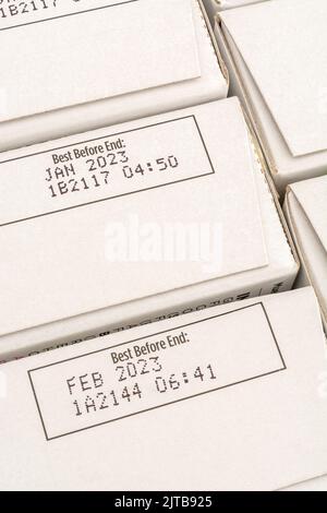 Fermez la dose de nourriture avant le meilleur / BBD sur des boîtes en carton de barres de céréales ASDA chocolat et noix. Pour les déchets alimentaires et les déchets alimentaires. Banque D'Images