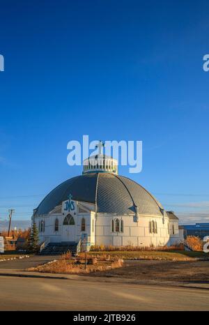 Le Notre Dame de la victoire de l'église catholique à Inuvik, avec son architecture unique en forme d'igloo Banque D'Images