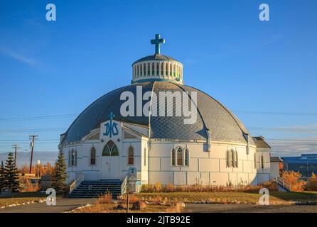 Le Notre Dame de la victoire de l'église catholique à Inuvik, avec son architecture unique en forme d'igloo Banque D'Images