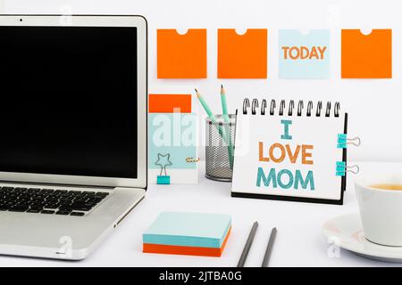 Légende conceptuelle I Love Maman. Mot écrit sur les bons sentiments au sujet de ma mère affection affectueuse bonheur femme avec le tour Haut sur le bureau pointant important Banque D'Images