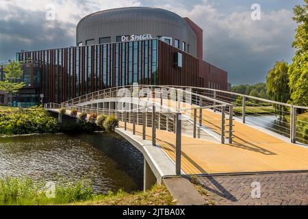 Le Spinhuisbrug incurvé avec des voies séparées pour les piétons et les cyclistes à Zwolle, pays-Bas Banque D'Images