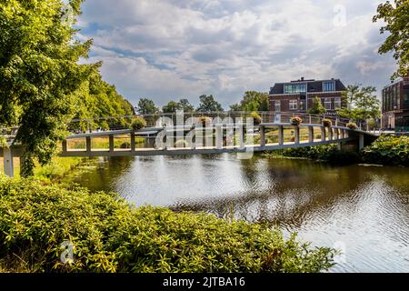 Le Spinhuisbrug incurvé avec des voies séparées pour les piétons et les cyclistes à Zwolle, pays-Bas Banque D'Images