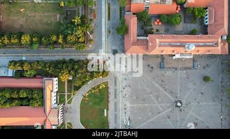 Vue aérienne. Musée Fatahilah à la vieille ville de Jakarta, Indonésie. Avec le paysage urbain de Jakarta et le nuage de bruit au coucher du soleil. Jakarta, Indonésie, 30 août, 20 Banque D'Images