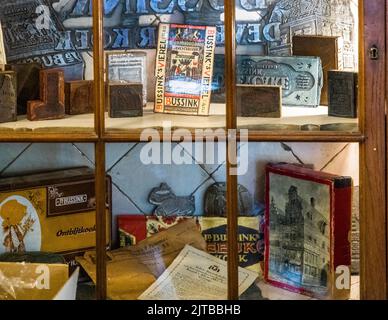 Des blocs d'impression historiques ainsi que des anciens emballages et affiches publicitaires de la boulangerie J.B. Bussink sont exposés dans une vitrine à Deventer, l'une des neuf villes hanséatiques historiques sur la rivière IJssel, dans la province d'Overijssel, aux Pays-Bas. Le Deventer Koek est produit depuis 1593. Banque D'Images