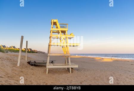 Soleil de fin de journée sur un stand de gardien de vie à Montauk Banque D'Images