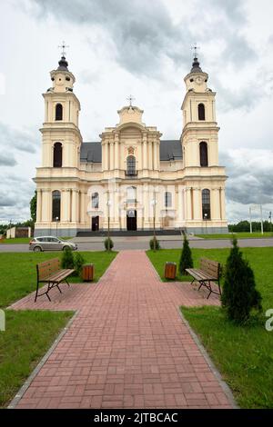 Monuments architecturaux, centres touristiques et lieux intéressants en Biélorussie - Eglise catholique dans le village de Budslav Banque D'Images