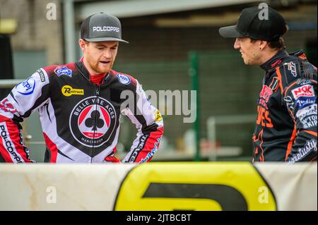 Le capitaine de l'équipe Belle vue ATPI Aces, Brady Kurtz, discute avec Sam Masters de Parry's International Wolves lors du match SGB Premiership entre Belle vue Aces et Wolverhampton Wolves au National Speedway Stadium, à Manchester, le lundi 29th août 2022. (Credit: Ian Charles | MI News) Credit: MI News & Sport /Alay Live News Banque D'Images