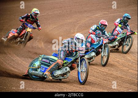 Nick Morris (blanc) dirige Matej Zagar (rouge), Tom Brennan (bleu) et Drew Kemp (jaune) lors du match SGB Premiership entre Belle vue Aces et Wolverhampton Wolves au National Speedway Stadium de Manchester, le lundi 29th août 2022. (Credit: Ian Charles | MI News) Credit: MI News & Sport /Alay Live News Banque D'Images