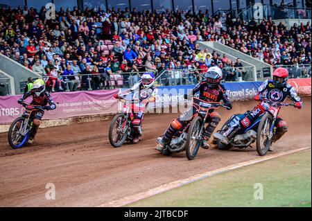 Sam Masters (blanc) dirige Matej Zagar (rouge), Max Fricke (bleu) et Nick Morris (jaune) lors du match SGB Premiership entre Belle vue Aces et Wolverhampton Wolves au National Speedway Stadium de Manchester, le lundi 29th août 2022. (Credit: Ian Charles | MI News) Credit: MI News & Sport /Alay Live News Banque D'Images