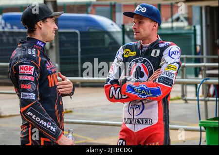 Sam Masters (à gauche) discute avec Matej Zagar lors du match SGB Premiership entre Belle vue Aces et Wolverhampton Wolves au National Speedway Stadium, Manchester, le lundi 29th août 2022. (Credit: Ian Charles | MI News) Credit: MI News & Sport /Alay Live News Banque D'Images