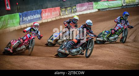 Sam Masters (blanc) dirige Max Fricke (rouge), Steve Worrall (jaune) et JYE Etheridge (bleu) lors du match SGB Premiership entre Belle vue Aces et Wolverhampton Wolves au National Speedway Stadium, Manchester, le lundi 29th août 2022. (Credit: Ian Charles | MI News) Credit: MI News & Sport /Alay Live News Banque D'Images