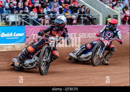 Sam Masters (blanc) dirige Matej Zagar (rouge) lors du match SGB Premiership entre Belle vue Aces et Wolverhampton Wolves au National Speedway Stadium, Manchester, le lundi 29th août 2022. (Credit: Ian Charles | MI News) Credit: MI News & Sport /Alay Live News Banque D'Images