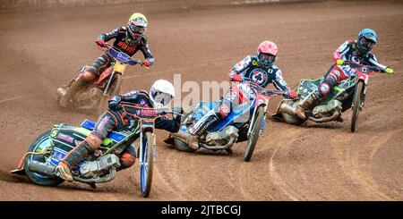 Nick Morris (blanc) dirige Matej Zagar (rouge), Tom Brennan (bleu) et Drew Kemp (jaune) lors du match SGB Premiership entre Belle vue Aces et Wolverhampton Wolves au National Speedway Stadium de Manchester, le lundi 29th août 2022. (Credit: Ian Charles | MI News) Credit: MI News & Sport /Alay Live News Banque D'Images