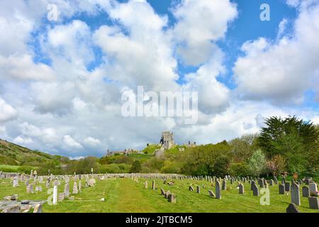 Château de Corfe cimetière avec en arrière-plan, la Côte Jurassique, UK Banque D'Images