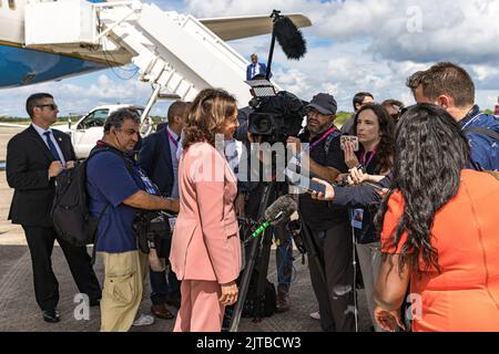 Floride, États-Unis, 29 août 2022. Le vice-président Kamala Harris s’adresse aux médias après une visite du matériel Artemis II et III après une visite pour voir le lancement du système de lancement spatial de la NASA, avant la mission Artemis I sur orbite lunaire au Kennedy Space Center de l’agence en Floride, le 29 août 2022. L'engin spatial non crevé se compose de la fusée Space Launch System et de l'engin spatial Orion. Le lancement prévu pour aujourd'hui a été décapé. (Photo par Alex G Perez/Pool/ABACAPRESS.COM) Banque D'Images