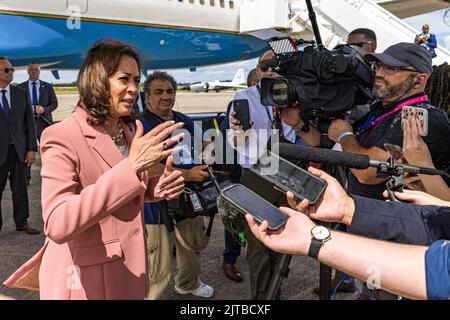 Floride, États-Unis, 29 août 2022. Le vice-président Kamala Harris s’adresse aux médias après une visite du matériel Artemis II et III après une visite pour voir le lancement du système de lancement spatial de la NASA, avant la mission Artemis I sur orbite lunaire au Kennedy Space Center de l’agence en Floride, le 29 août 2022. L'engin spatial non crevé se compose de la fusée Space Launch System et de l'engin spatial Orion. Le lancement prévu pour aujourd'hui a été décapé. (Photo par Alex G Perez/Pool/ABACAPRESS.COM) Banque D'Images