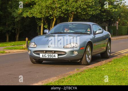 Années 1996 90 années 90 argent JAGUAR XK8 Sovereign 4,0 3980cc essence automatique ; voitures arrivant au Stanley Park Classic car Show annuel. Stanley Park Classics Yesteryear Motor Show est organisé par Blackpool Vintage Vehicle Preservation Group, Royaume-Uni. Banque D'Images