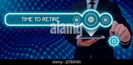 Inspiration montrant le temps de prendre sa retraite. Concept signification prendre le statut de pensionné cesser de travailler dans les personnes âgées assez vieux de l'homme tenant le comprimé avec graphique Banque D'Images