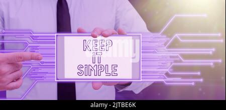 Affichage de panneau Keep it simple, Word pour facile à jeter autour compréhensible terminologie générique Businesswoman tenant ampoules de présentation S et Nouveau Banque D'Images