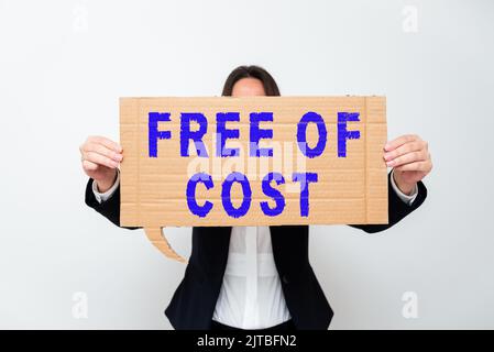 Affiche Free of Cost. Mot écrit sur aucun prix pour une version d'essai ou un échantillon donné promotion Businesswoman avec tablette présentant S et Banque D'Images