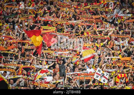 Objectif, France, France. 27th août 2022. Supporters de Lens lors du match de la Ligue 1 entre la RC Lens et le Stade Rennais (Rennes) au stade Bolaert-Delelis sur 27 août 2022 à Lens, France. (Image de crédit : © Matthieu Mirville/ZUMA Press Wire) Banque D'Images