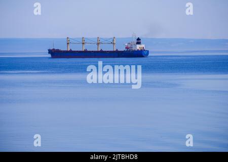 Cargo dans le fleuve Saint-Laurent, Québec, Canada, Cap de bon-Desir (Québec). Banque D'Images