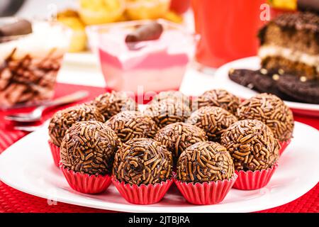 Bonbon au chocolat brésilien, appelé Brigadeiro, fait de lait condensé, de poudre de chocolat et de saupoudrés, servi avec un gâteau lors des fêtes d'anniversaire Banque D'Images