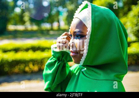 Portrait d'une belle mariée hispanique latine musulmane avec maquillage en robe de mariage verte dans le parc d'été Banque D'Images