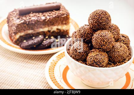 Bonbon au chocolat brésilien, appelé Brigadeiro, fait de lait condensé, de poudre de chocolat et de saupoudrés, servi avec un gâteau lors des fêtes d'anniversaire Banque D'Images