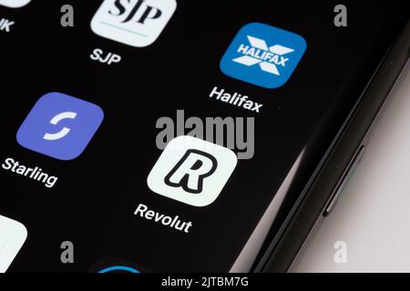 Révolution. Starling, applications Hailfax SJP visibles sur smartphone Banque D'Images