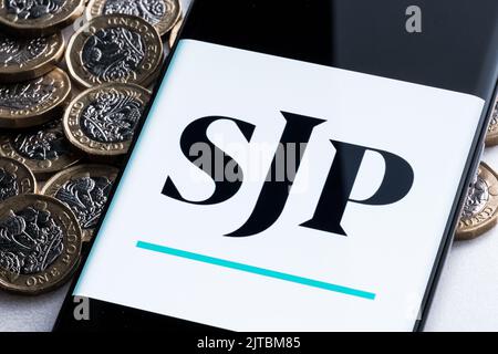 Application SJP vue sur l'écran du smartphone placée sur des pièces en livres sterling. St. James's place (SJP) est une société de conseil financier expert. Stafford, unité Banque D'Images