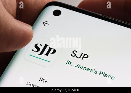 Application SJP affichée sur l'écran du smartphone et sur le point de la toucher. St. James's place (SJP) est une société de conseil financier expert. Stafford, Royaume-Uni Banque D'Images