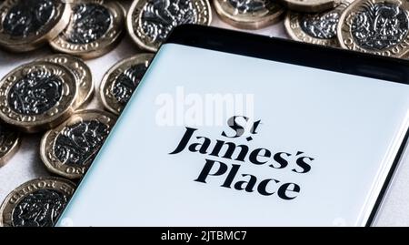 Application SJP vue sur l'écran du smartphone placée sur des pièces en livres sterling. St. James's place (SJP) est une société de conseil financier expert. Stafford, unité Banque D'Images