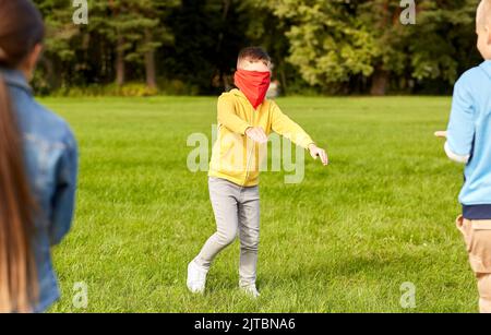 enfants heureux jouant et courant au parc Banque D'Images