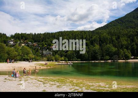 Kranjska Gora, Slovénie - 21 août 2022. Les touristes passent du temps au lac Jasna près de Kranjska Gora dans la région de la haute Carniola, au nord de la Slovénie Banque D'Images