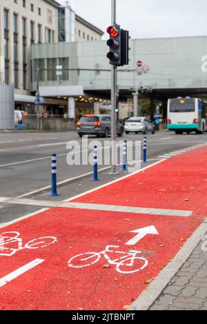 piste cyclable ou route rouge avec des signes de bicyclettes Banque D'Images