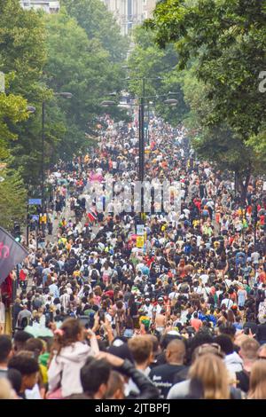 Londres, Royaume-Uni. 29th août 2022. La foule s'emboîte dans les rues le deuxième jour alors que le carnaval de Notting Hill revient après deux ans d'absence. Credit: Vuk Valcic/Alamy Live News Banque D'Images