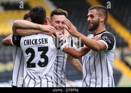 NOTTINGHAM, ROYAUME-UNI. AOÛT 29th Adam Chicksen du comté de Notts fête avec ses coéquipiers après avoir marquant le premier but de leur équipe lors du match de la Ligue nationale entre le comté de Notts et Solihull Moors au Meadow Lane Stadium, Nottingham, le lundi 29th août 2022. (Crédit : James HolyOak) Banque D'Images