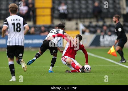 NOTTINGHAM, ROYAUME-UNI. AOÛT 29th Ryan Barnett de Solihull Moors est fouillé par Adam Chicksen du comté de Notts lors du match de la Ligue nationale entre le comté de Notts et Solihull Moors au stade Meadow Lane, Nottingham, le lundi 29th août 2022. (Crédit : James HolyOak) Banque D'Images