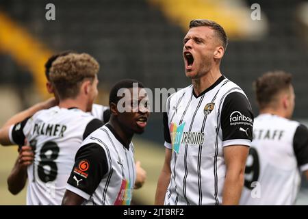 NOTTINGHAM, ROYAUME-UNI. AOÛT 29th Aden Baldwin du comté de Notts fête après que son coéquipier Adam Chicksen (obscurci) a fait son premier but lors du match de la Ligue nationale entre le comté de Notts et Solihull Moors au Meadow Lane Stadium, Nottingham, le lundi 29th août 2022. (Crédit : James HolyOak) Banque D'Images