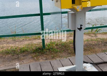 RUSSIE, MOSCOU - 28 AOÛT 2022: Machine Park europe alimentaire ville verte animal urbain canard, concept oiseau pologne en extérieur et bleu convoyeur, buffet moscou Banque D'Images