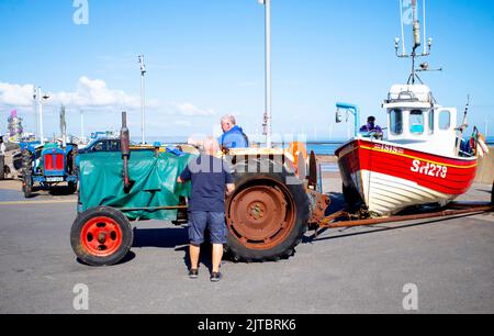 ISIS SH278 un bateau de pêche côtière vient d'être transporté sur l'esplanade de Redcar après un voyage de pêche Banque D'Images